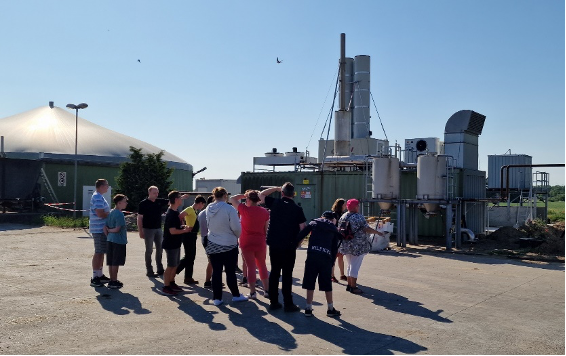 Schülergruppe auf Michviehbetrieb